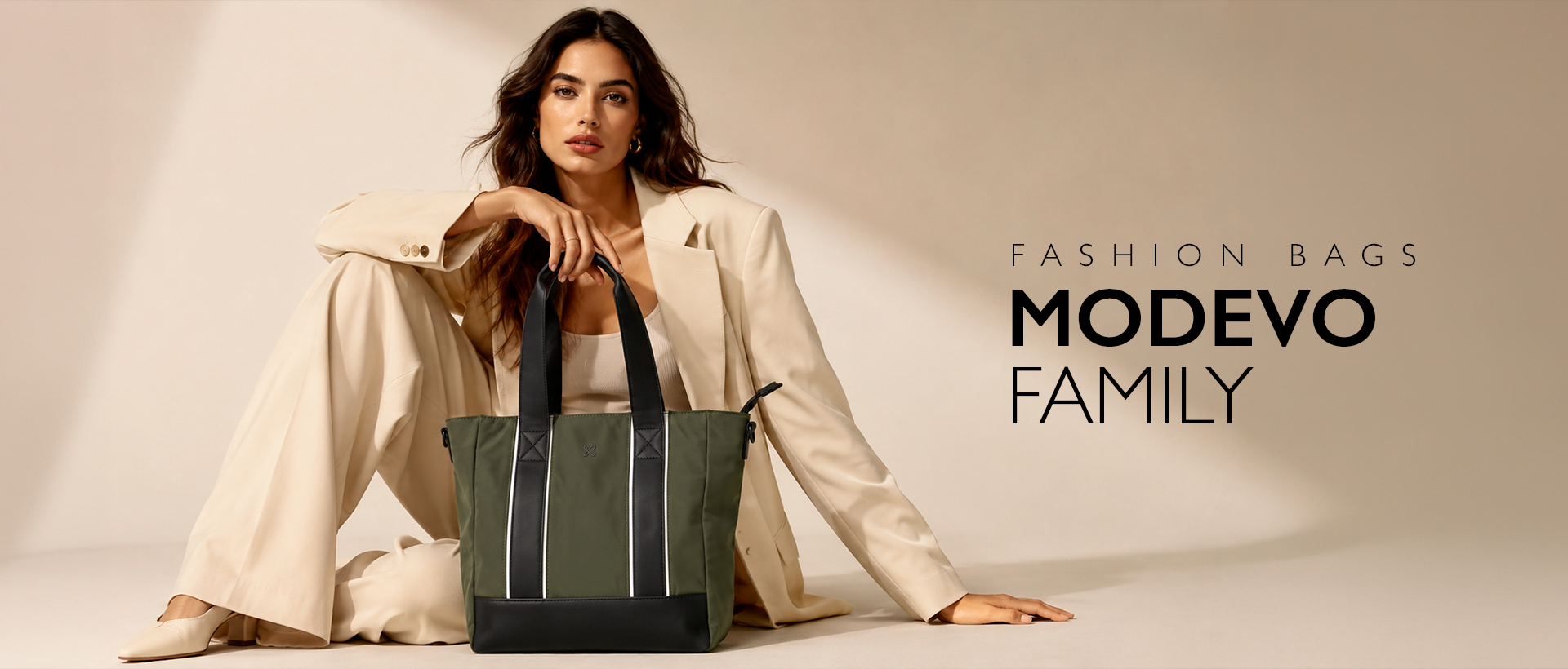 Lifestyle Klip Xtreme Modevo: bolso tote verde y negro en uso